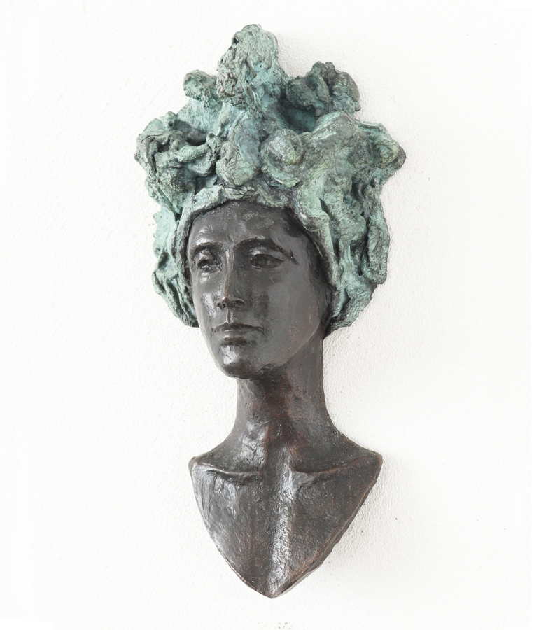 Ancestors 1 (Kieta Nuij) bronzen beelden, sculptures in bronze, small female portrait, hanging on the wall