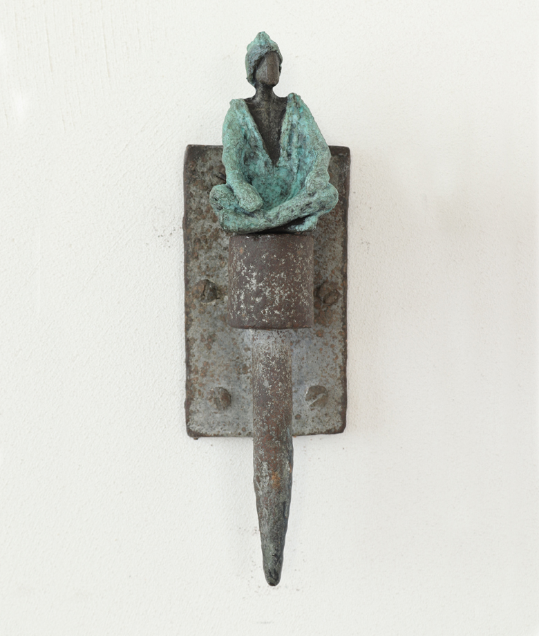 On the dock of the bay (Kieta Nuij), bronze figure, sitting on a bollard